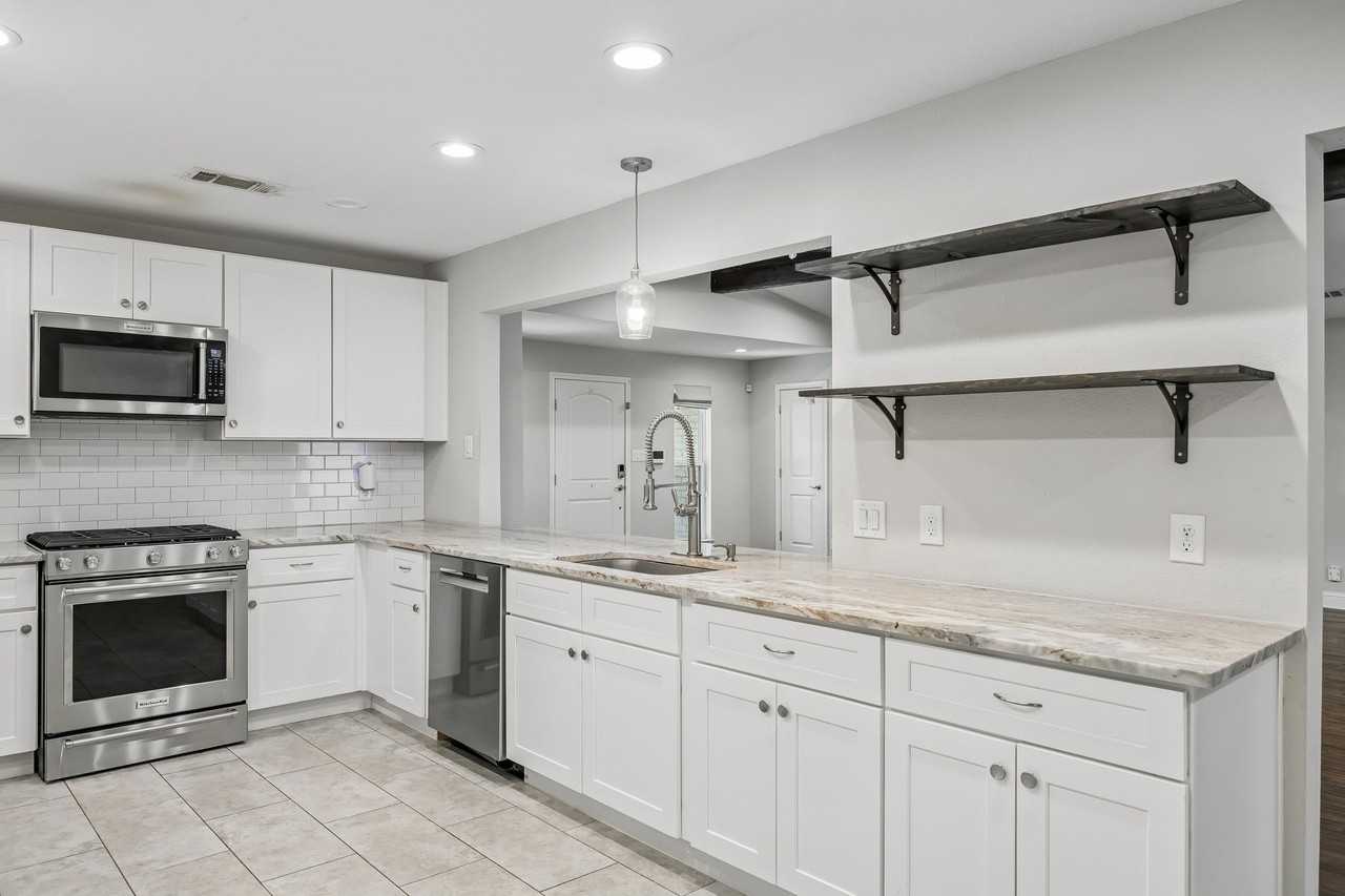 10215 Dale Crest Dr - Photo 6 of 26