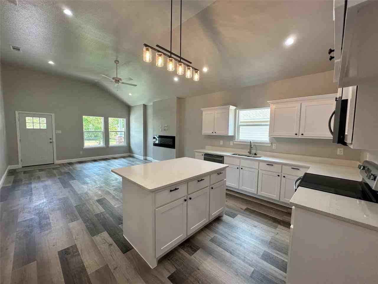 4120 Henderson St - Photo 4 of 15