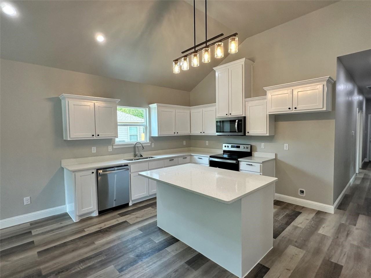 4120 Henderson St - Photo 5 of 15