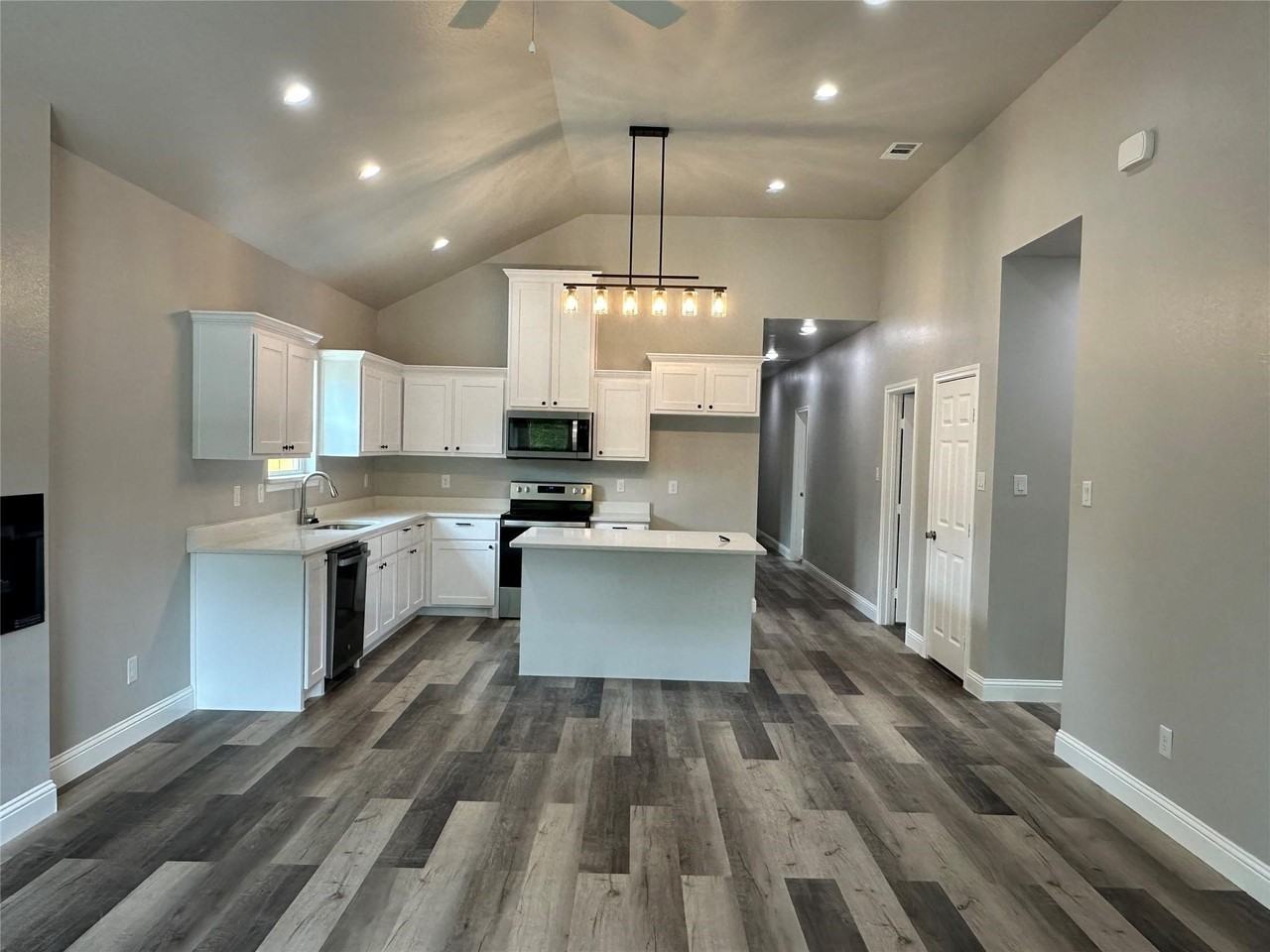 4120 Henderson St - Photo 6 of 15