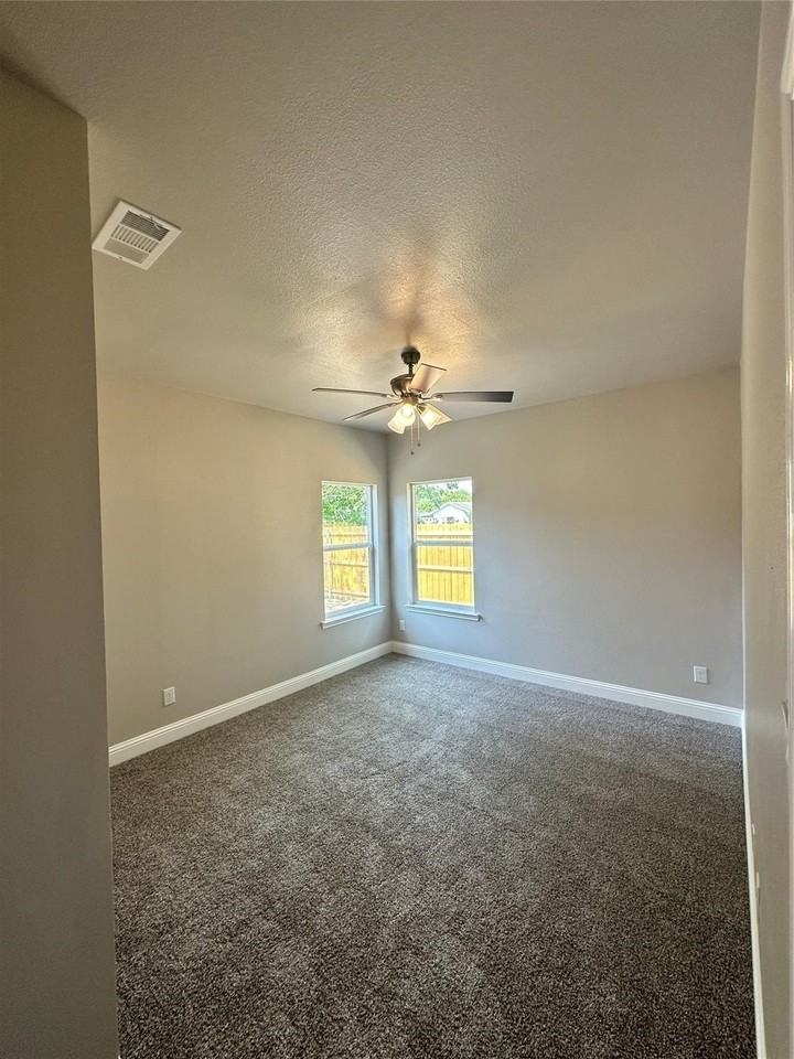4120 Henderson St - Photo 7 of 15