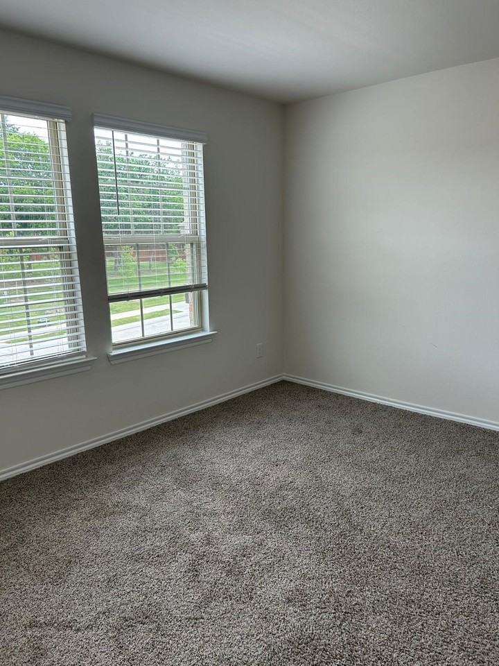 2117 Rustling Oaks Dr - Photo 7 of 11