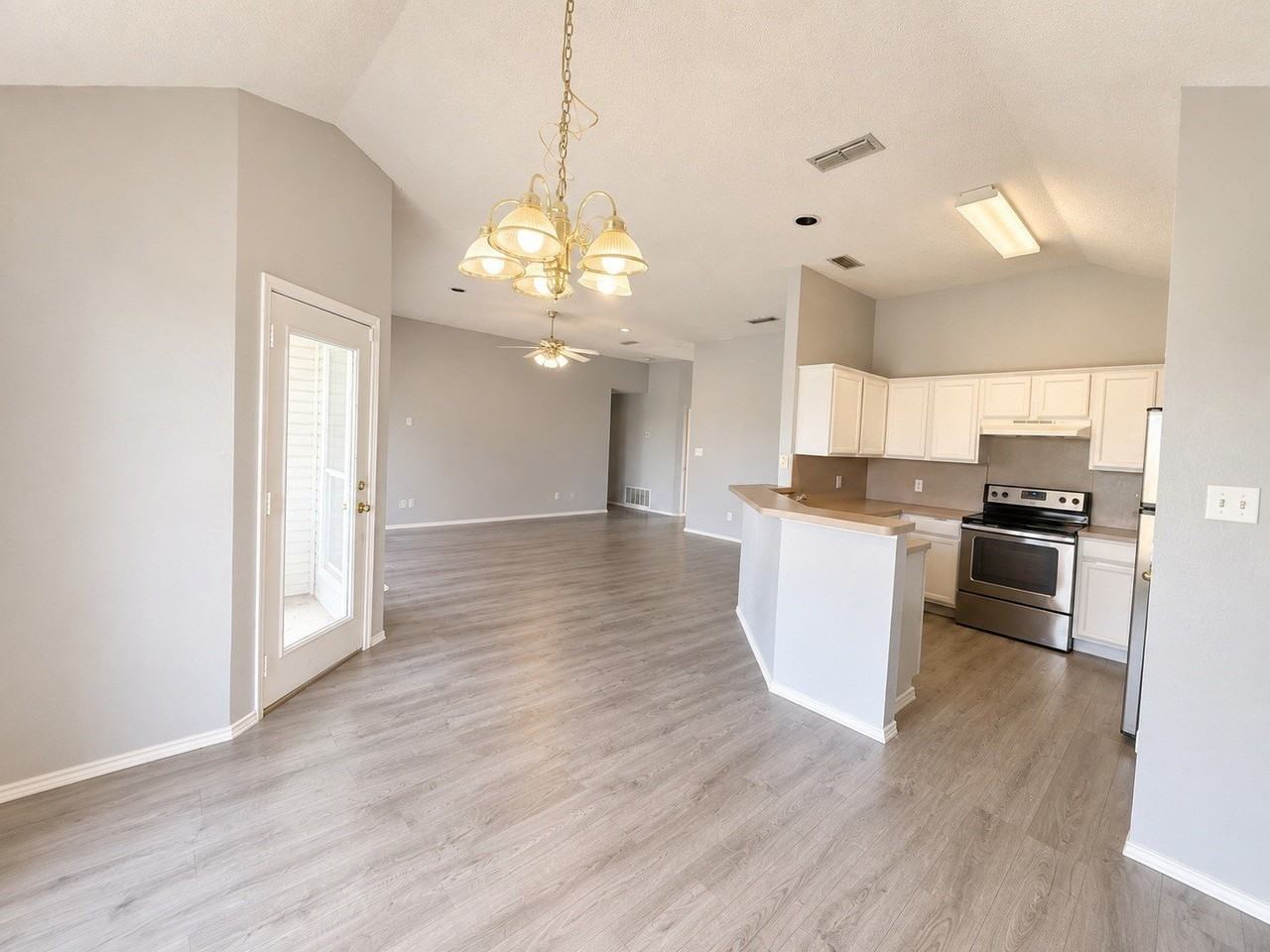 1817 Canterbury Cir - Photo 2 of 12