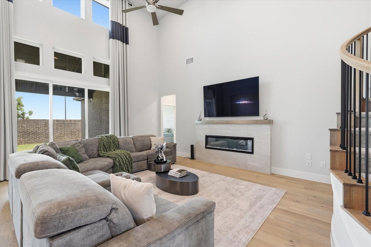1824 Valencia Dr - Photo 3 of 32