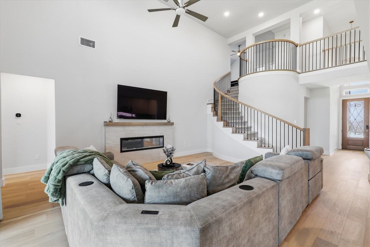 1824 Valencia Dr - Photo 5 of 32