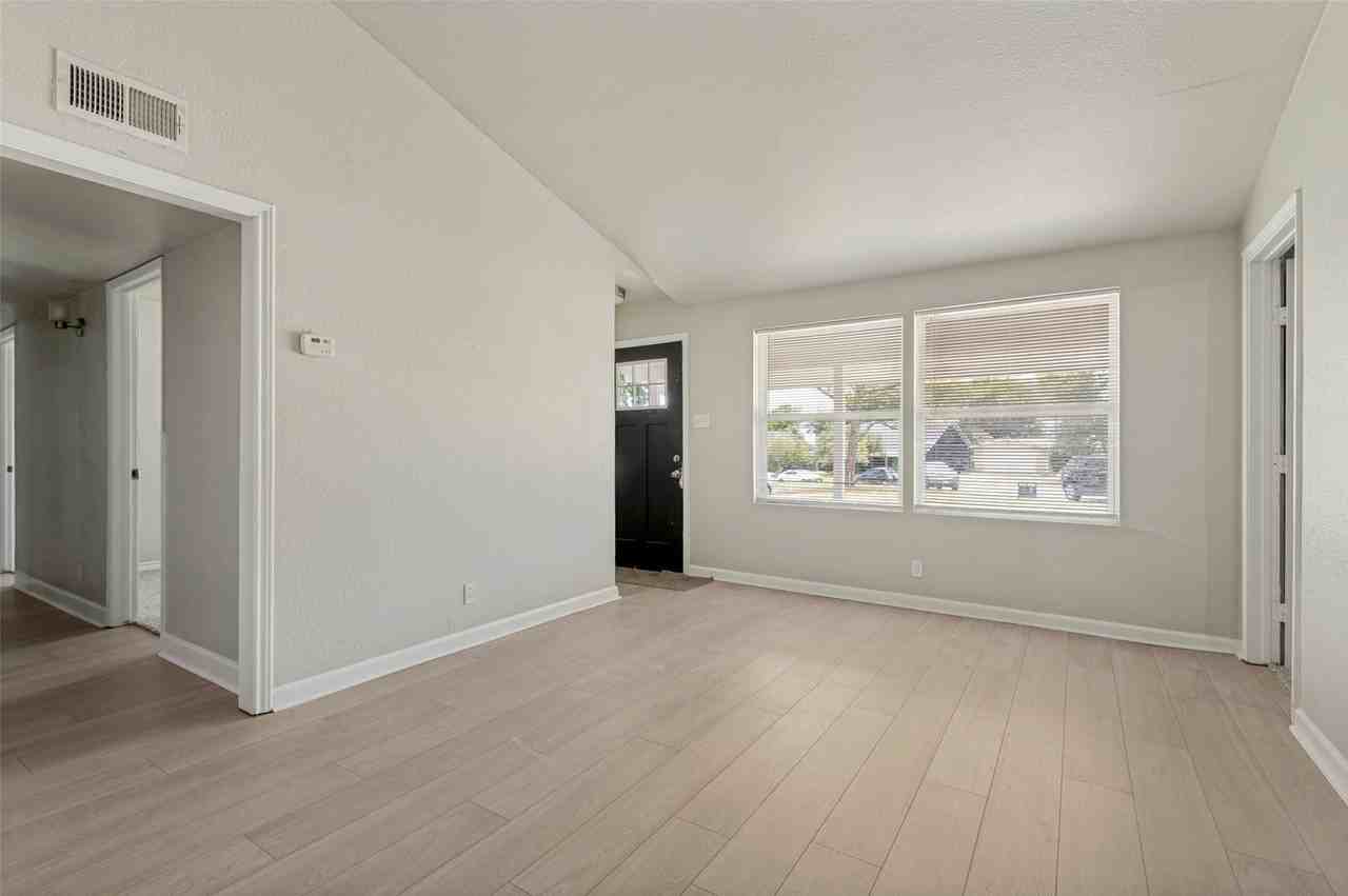 3221 Ridgeview Cir - Photo 2 of 12