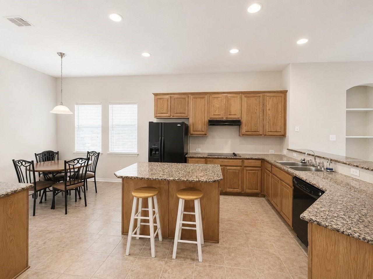 5724 Silverton Ave - Photo 5 of 19