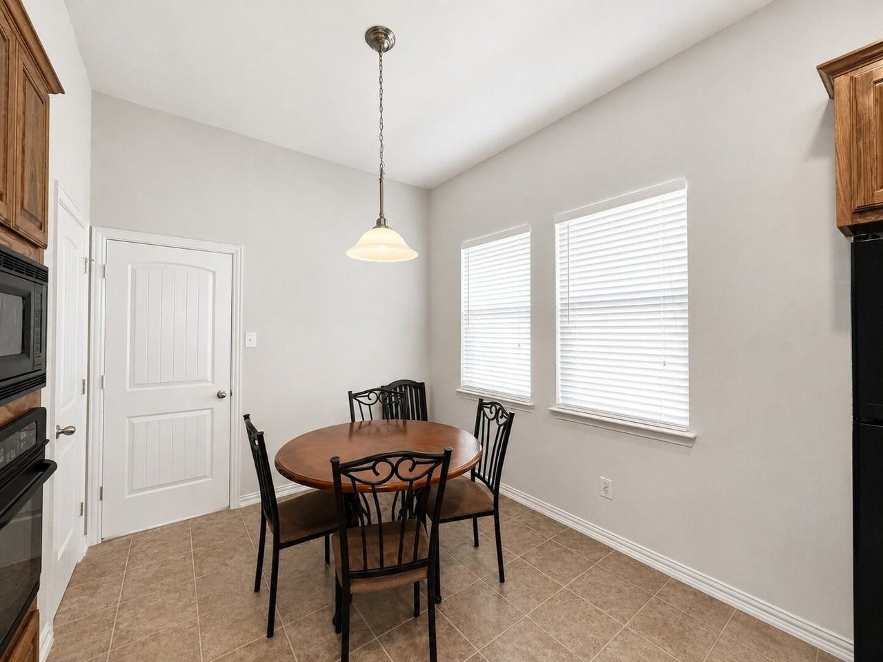 5724 Silverton Ave - Photo 6 of 19