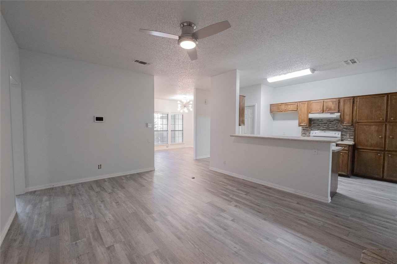 8201 Llano Ave - Photo 6 of 30