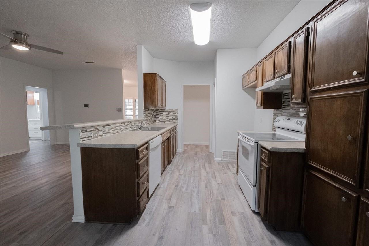 8201 Llano Ave - Photo 7 of 30
