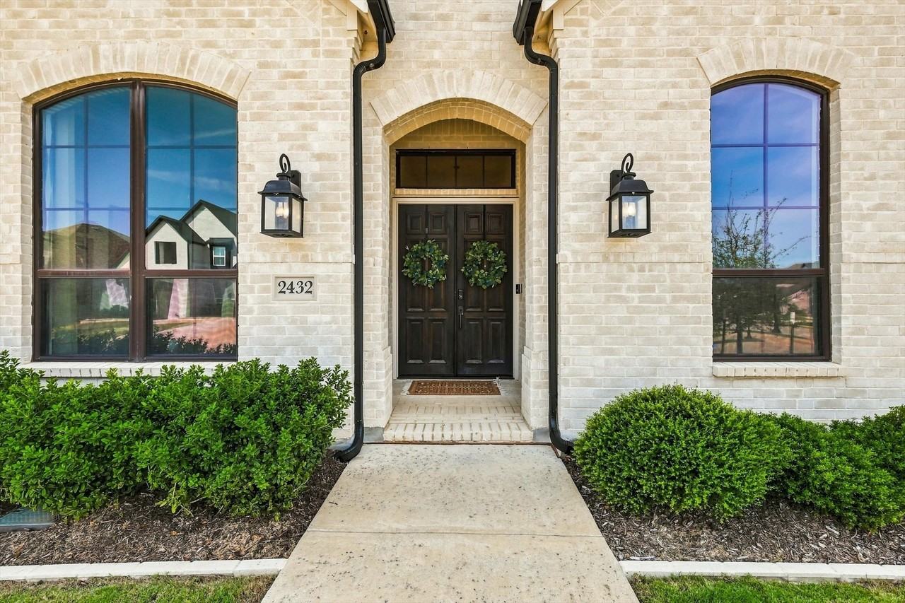 2432 Casia Lndg - Photo 3 of 40