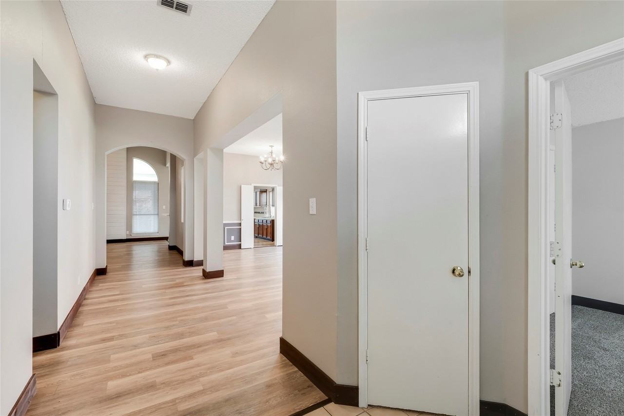 8201 Pacific St - Photo 4 of 27