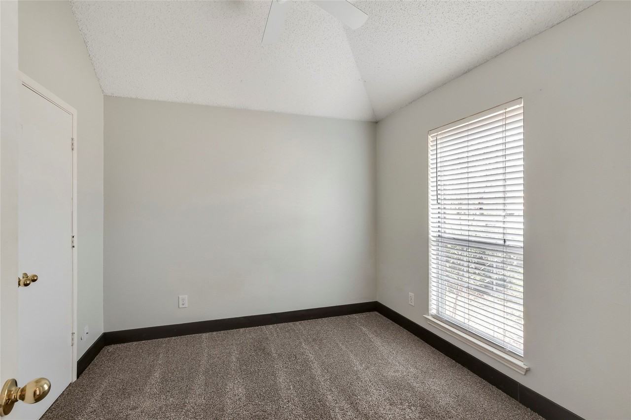 8201 Pacific St - Photo 6 of 27