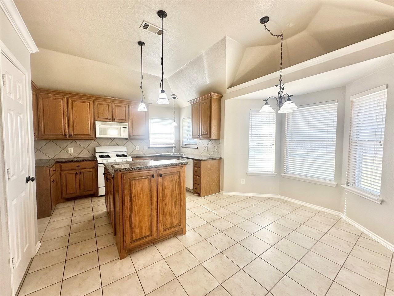 1806 Sand Stone Dr - Photo 5 of 20