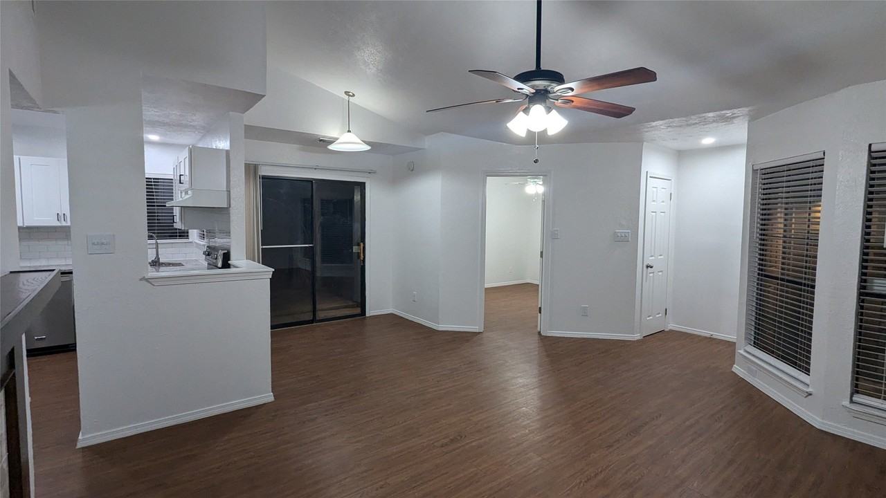 415 Liberty Pl - Photo 4 of 16