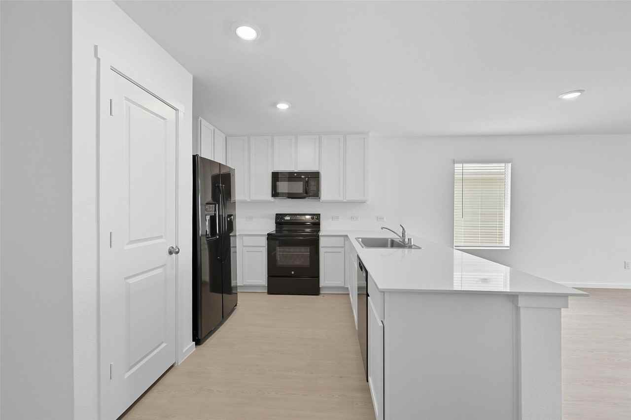 638 Montclair Ave - Photo 7 of 19
