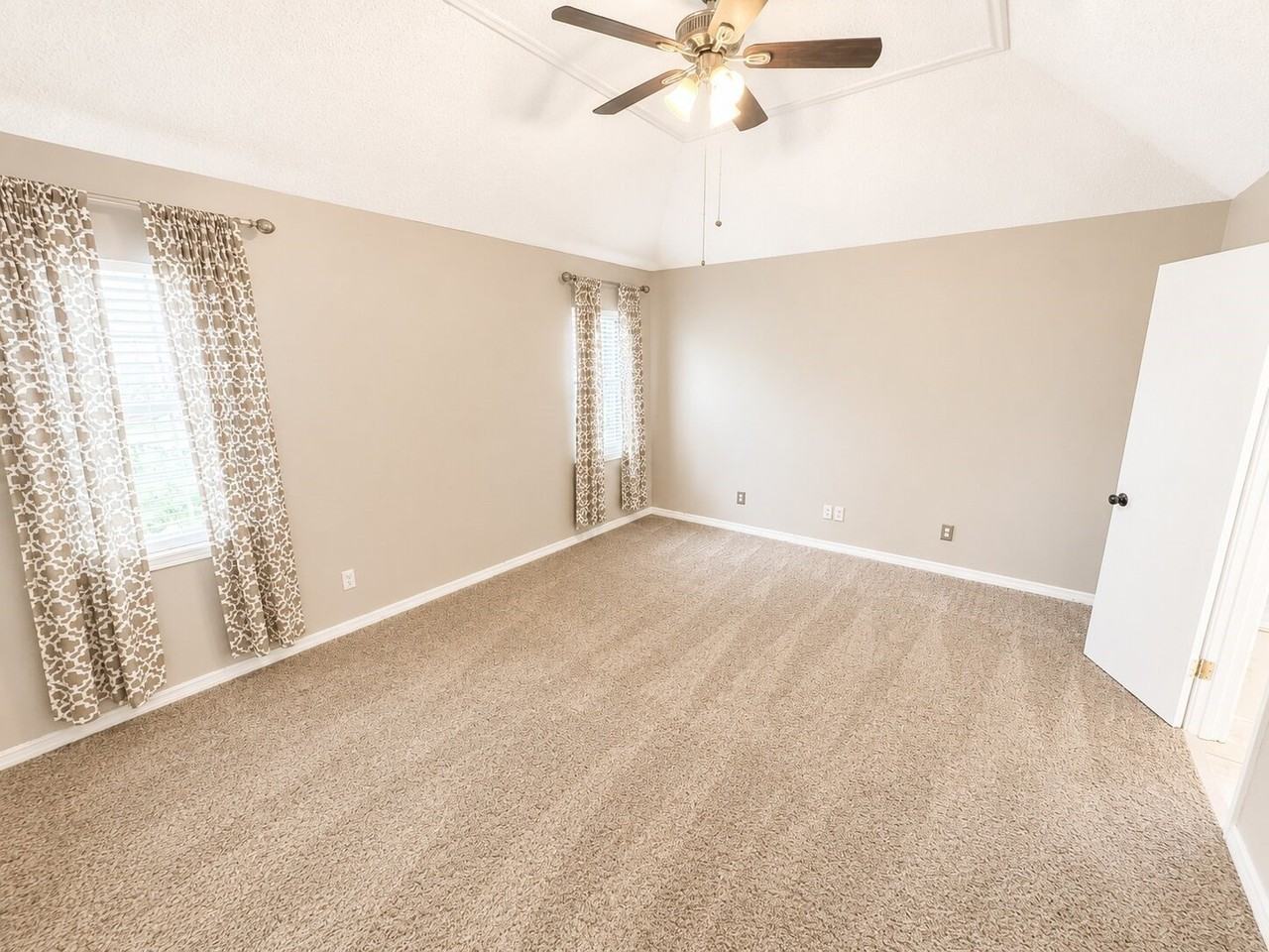464 Mayfair Ct - Photo 4 of 11