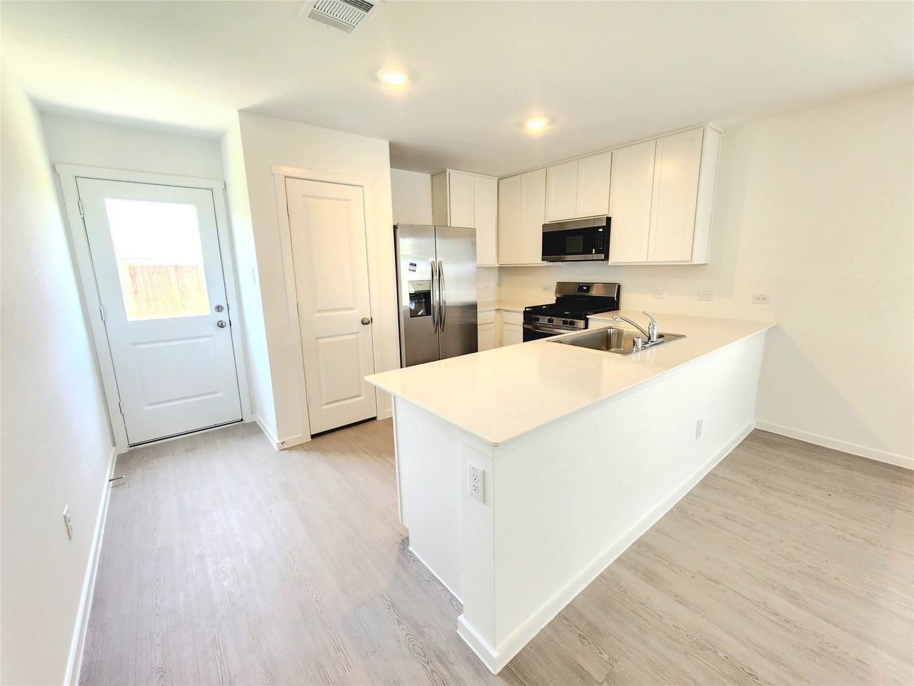 2260 Neyland Dr - Photo 4 of 11