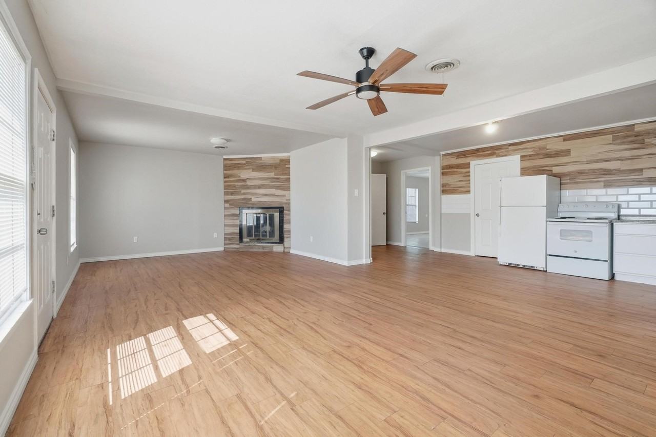 2034 Collins Ave - Photo 3 of 29