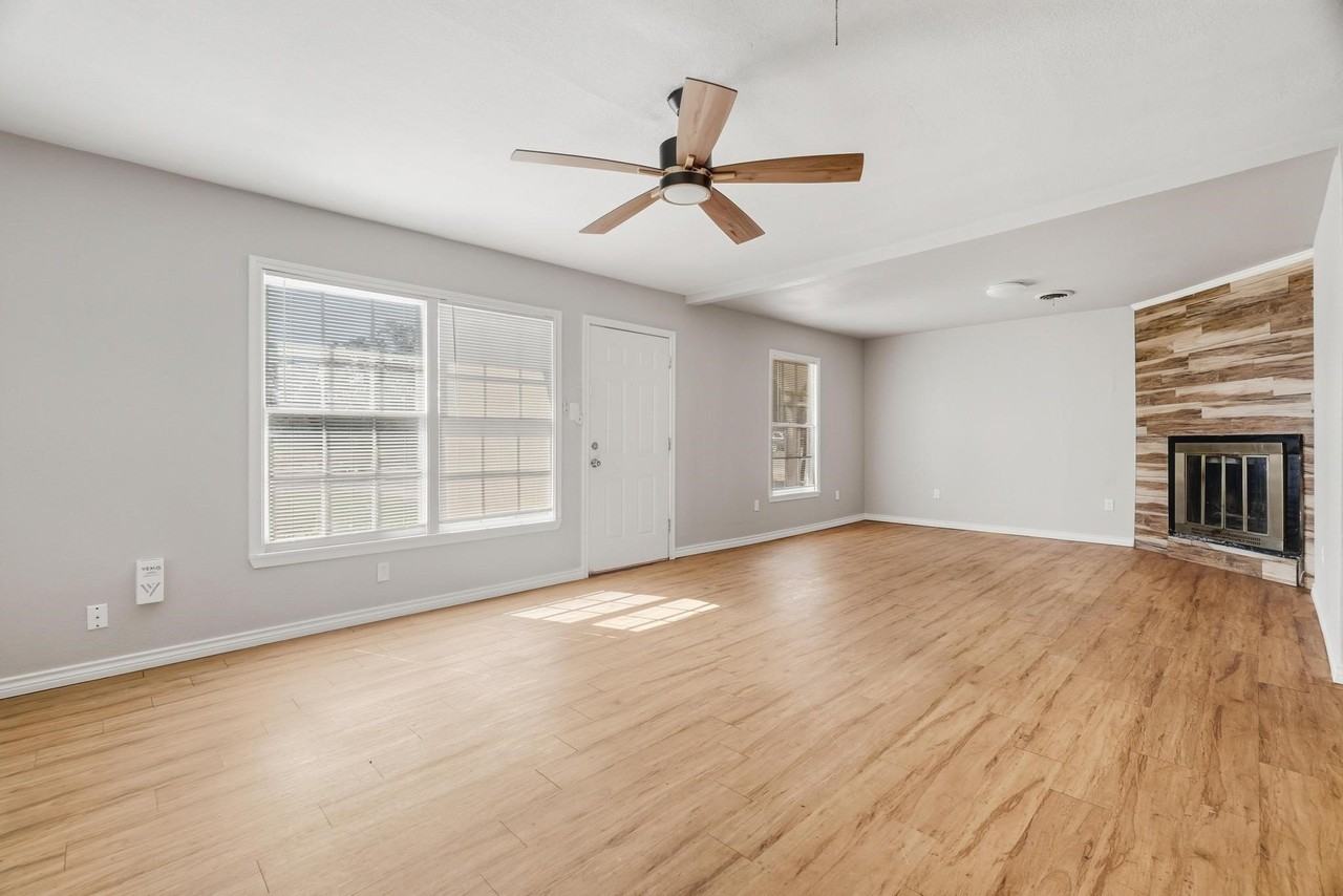 2034 Collins Ave - Photo 4 of 29