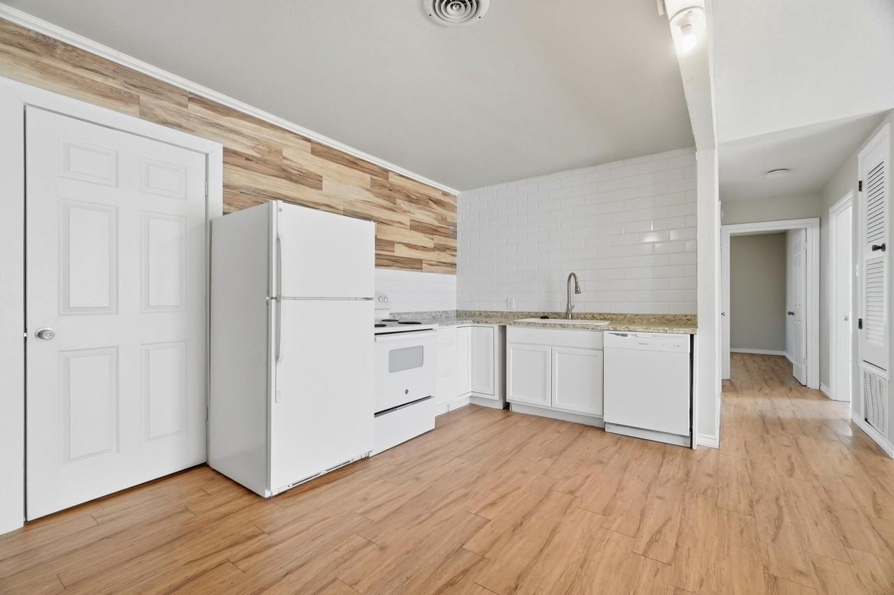 2034 Collins Ave - Photo 7 of 29