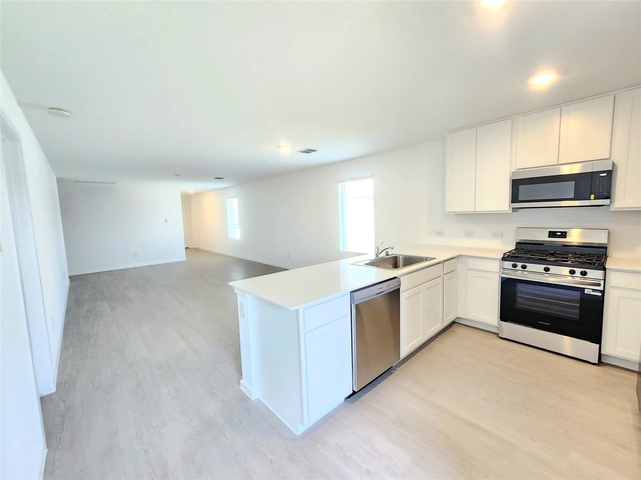 2213 Neyland Dr - Photo 3 of 14