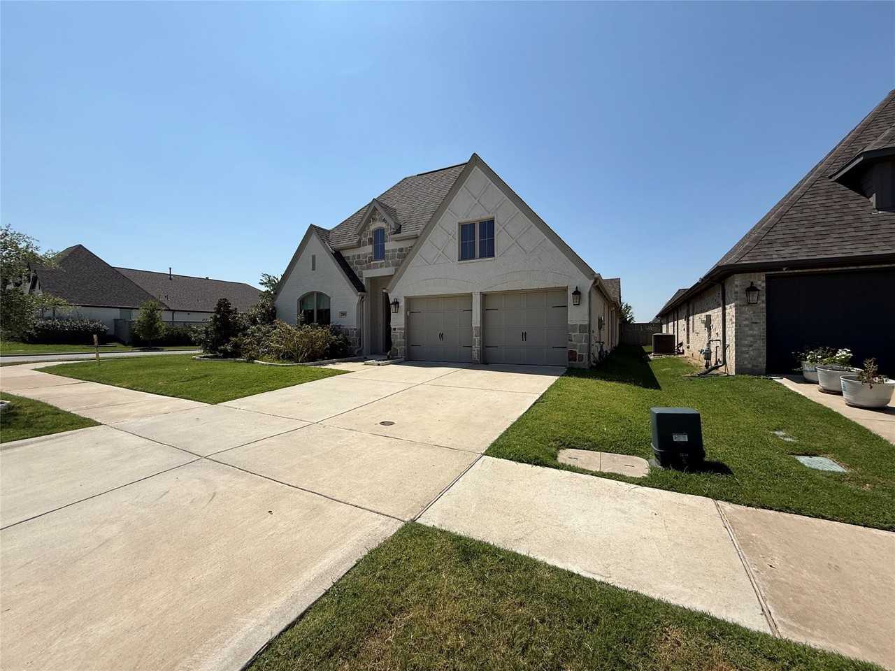 2401 Robin Way - Photo 2 of 31
