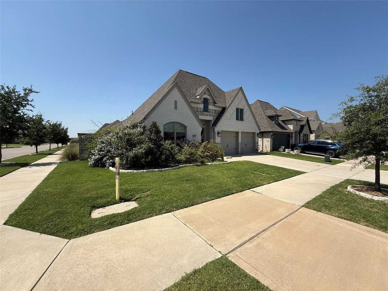 2401 Robin Way - Photo 3 of 31