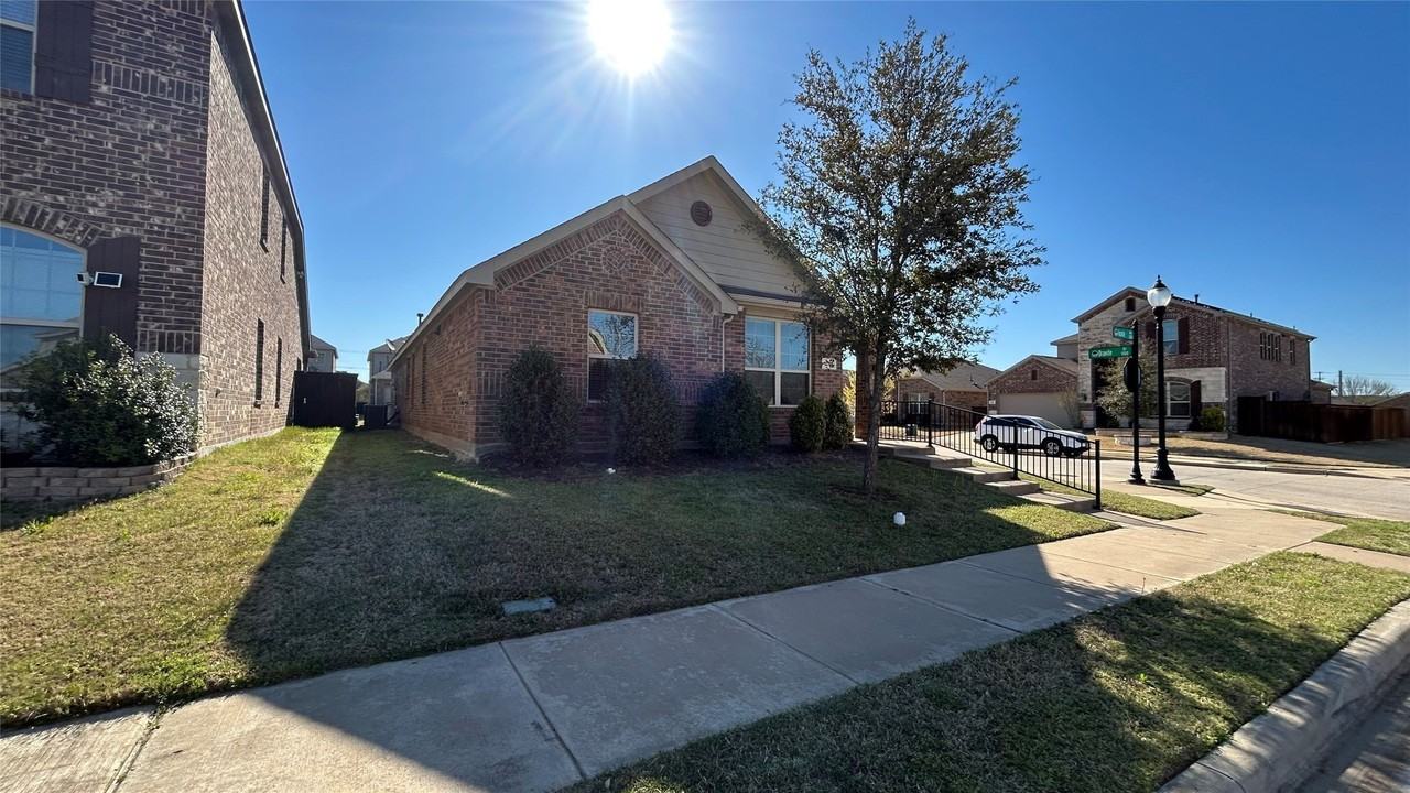 1235 Acmite Ave - Photo 2 of 18