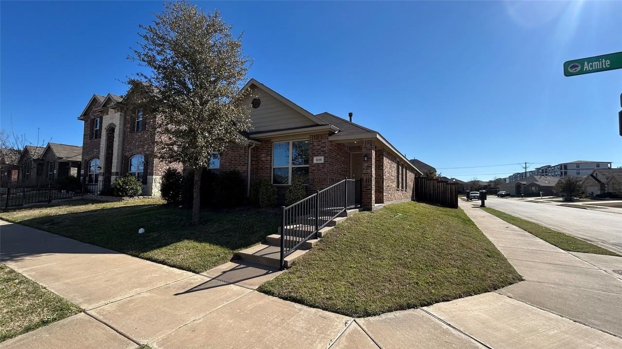 1235 Acmite Ave - Photo 3 of 18