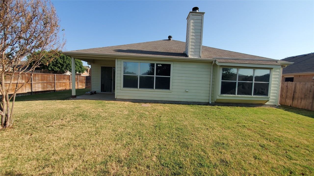 3021 Sawgrass Dr - Photo 4 of 27