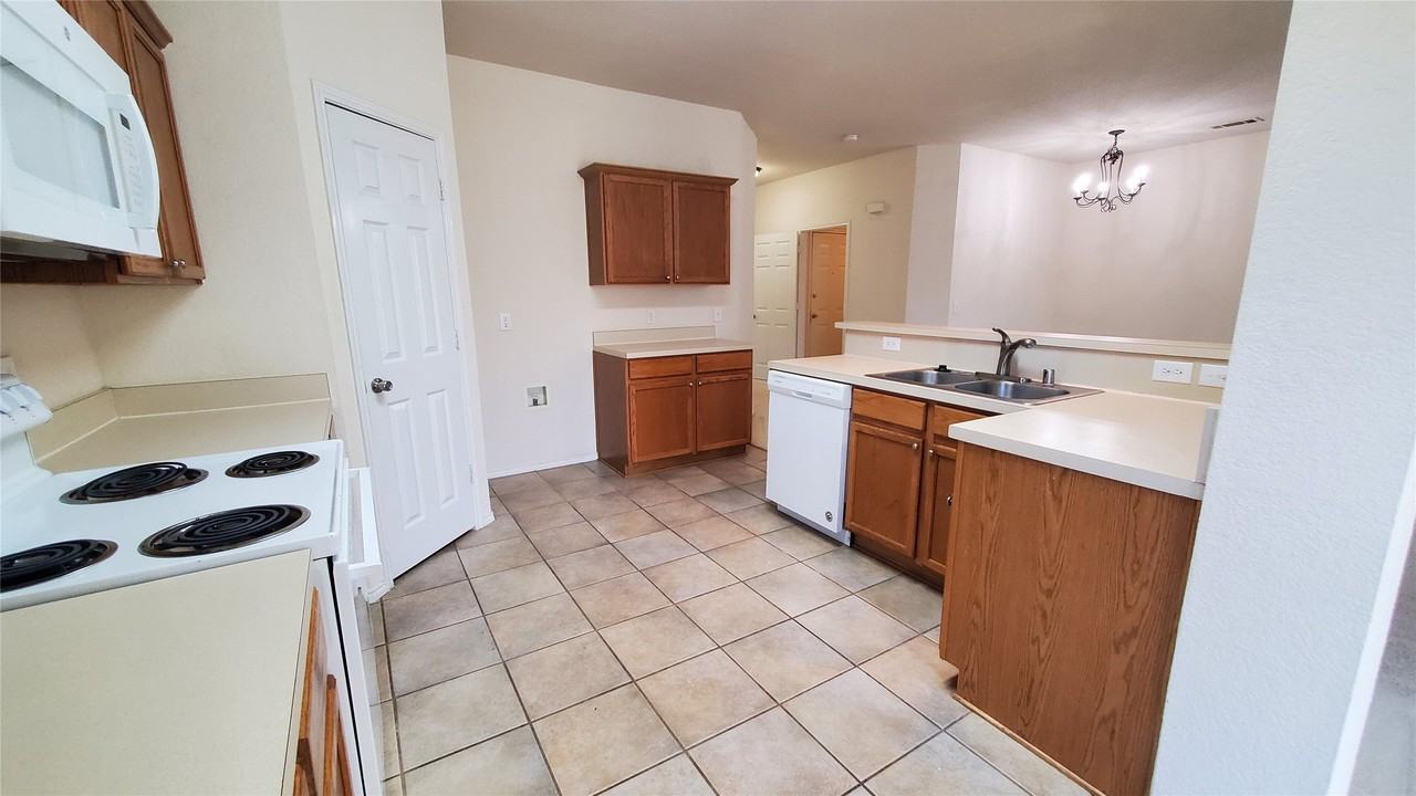 3021 Sawgrass Dr - Photo 5 of 27