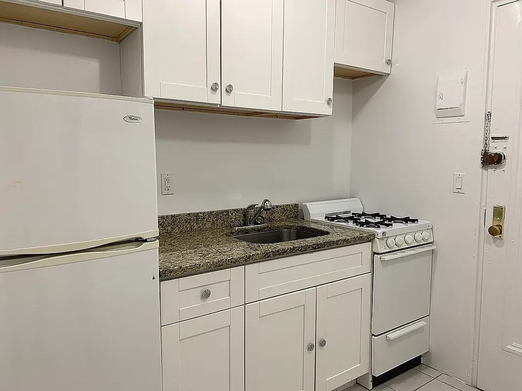 270 W 25th St #4A - Photo 3 of 6