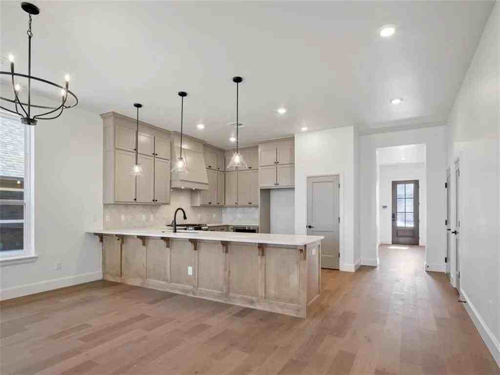7913 Nw 163rd St - Photo 5 of 15