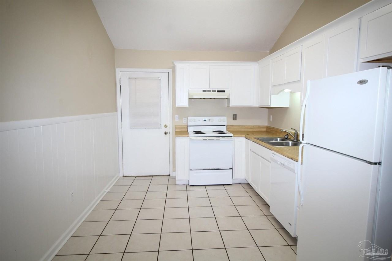 907 N 77th Ave #B - Photo 4 of 12