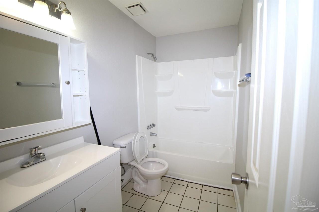907 N 77th Ave #B - Photo 7 of 12