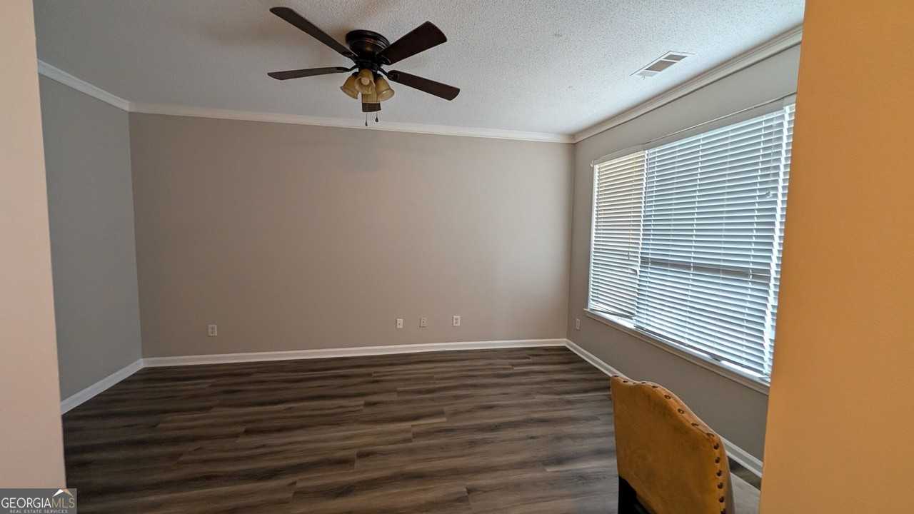 370 Brentwood Dr - Photo 4 of 14