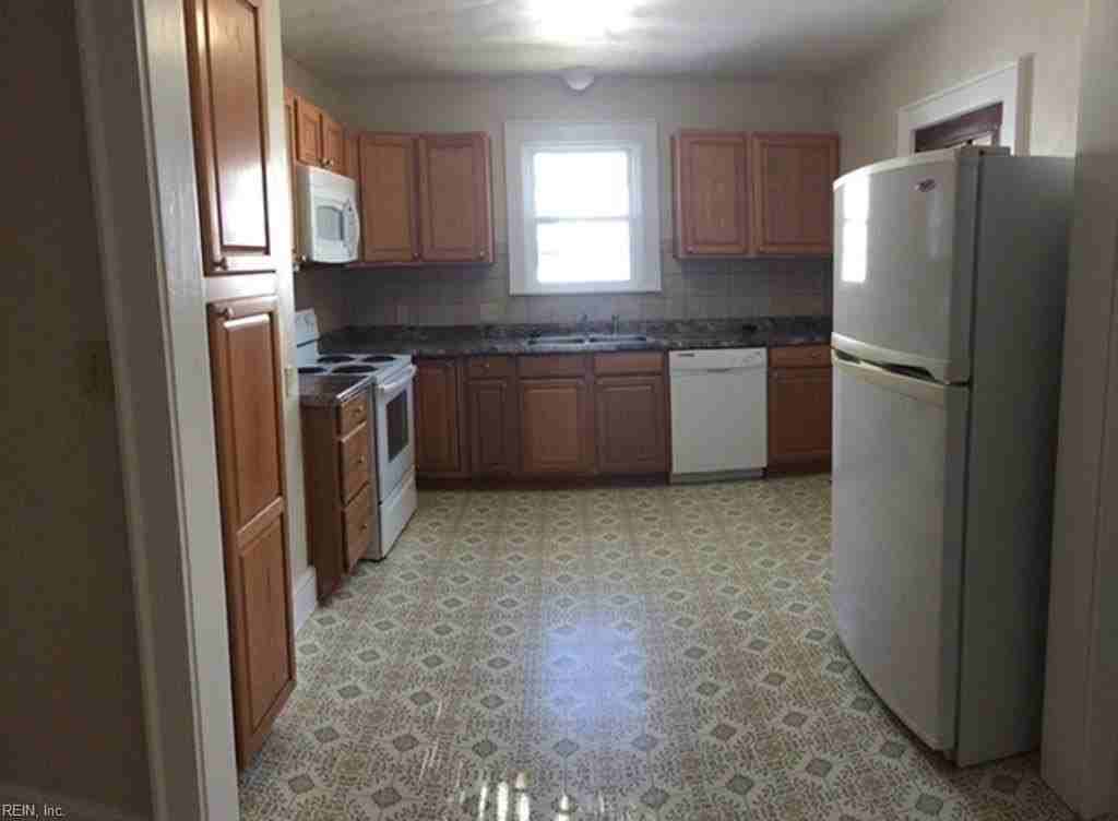 1300 Freeman Ave - Photo 5 of 9