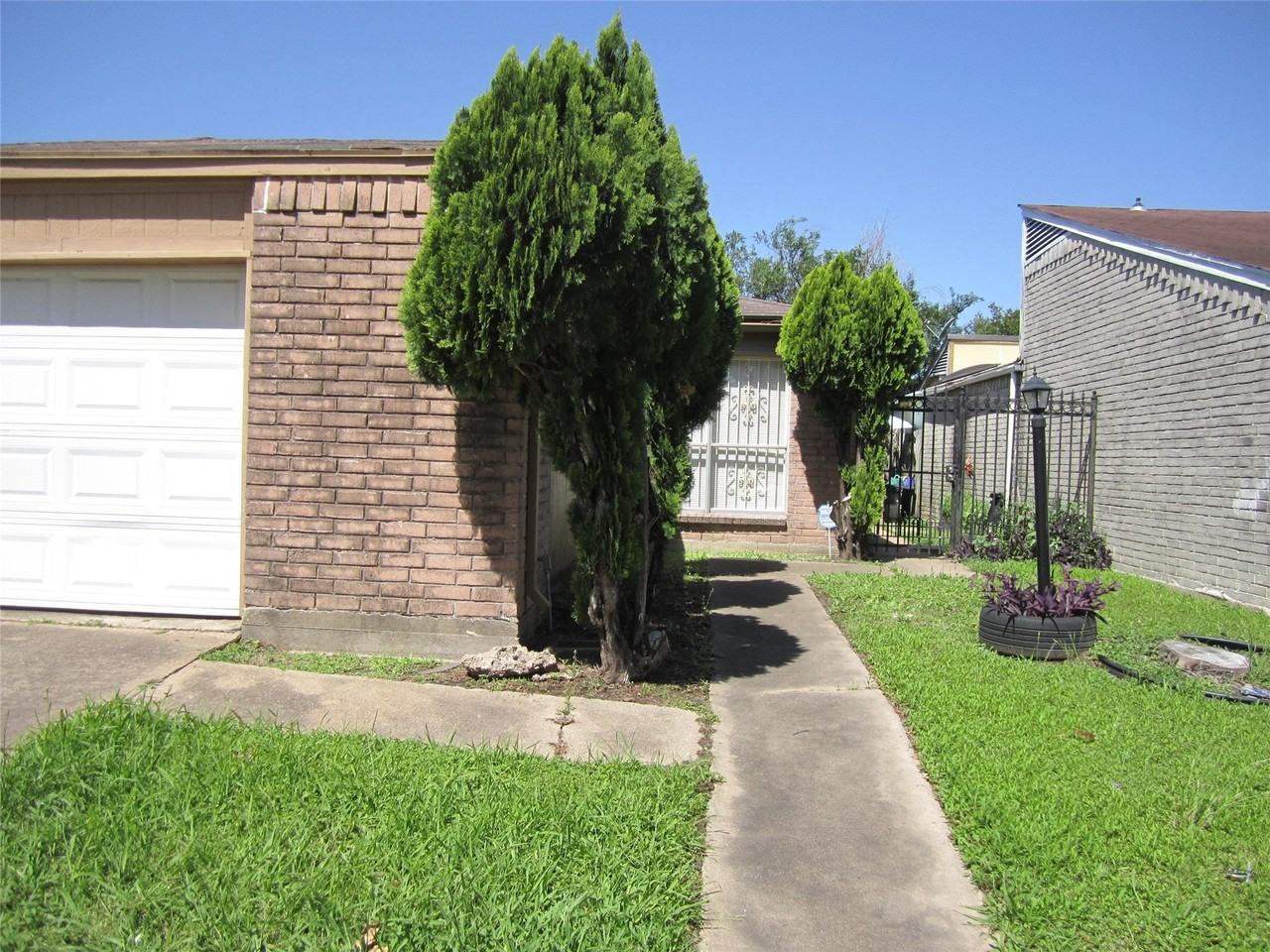 12461 Wellington Park Dr - Photo 2 of 15