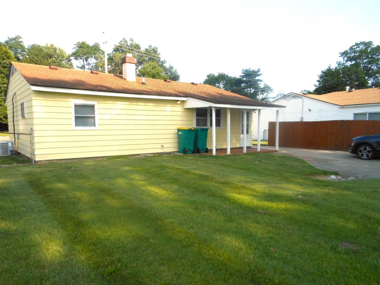 2111 Maplehurst Ave - Photo 2 of 13