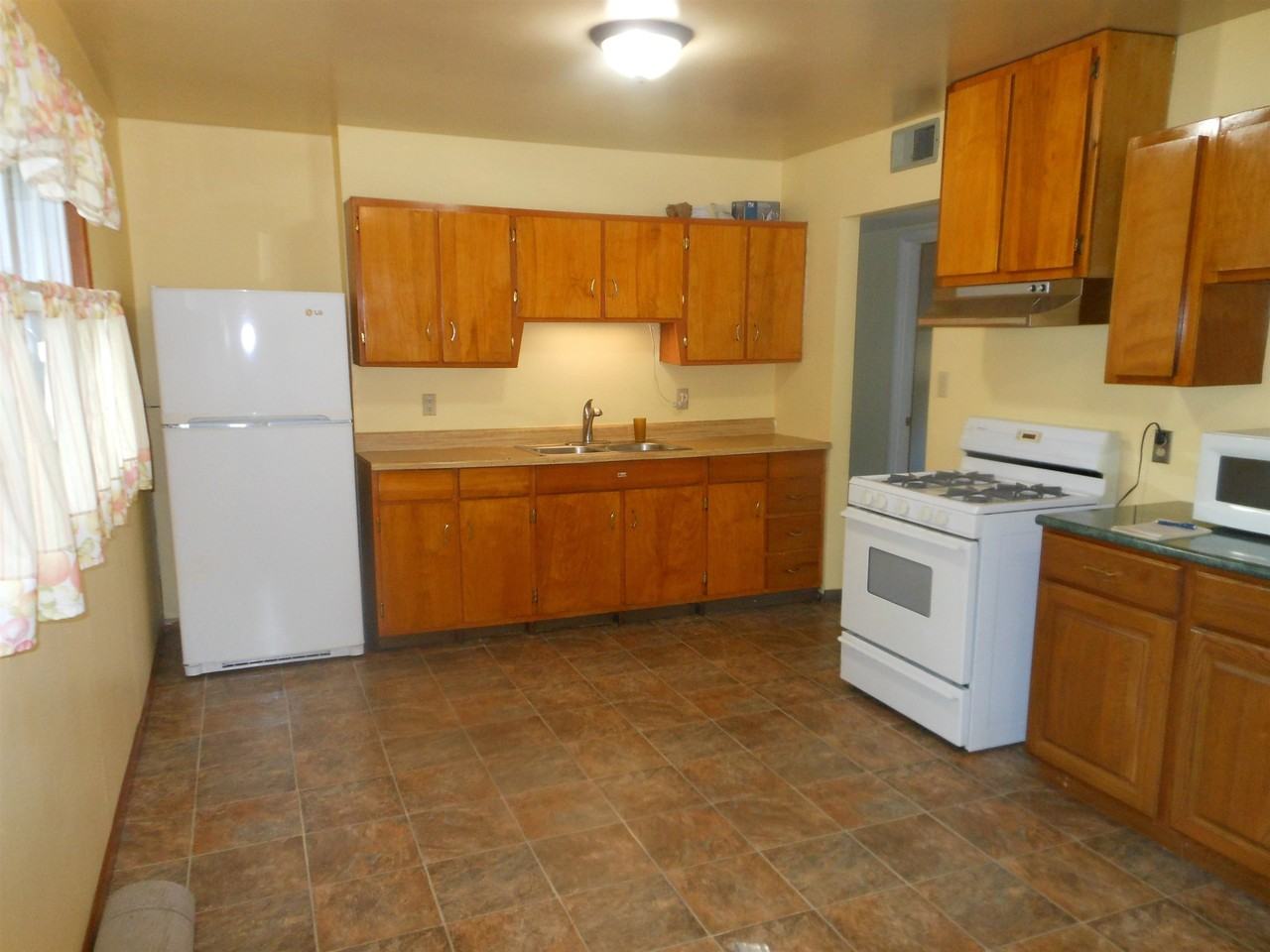 2111 Maplehurst Ave - Photo 3 of 13