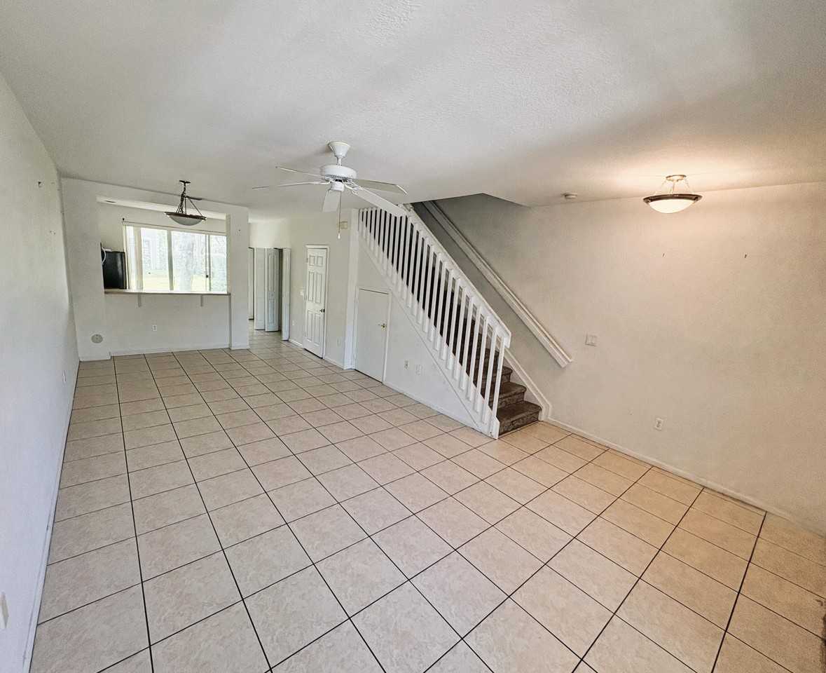 721 Nw 42nd Ave - Photo 5 of 25
