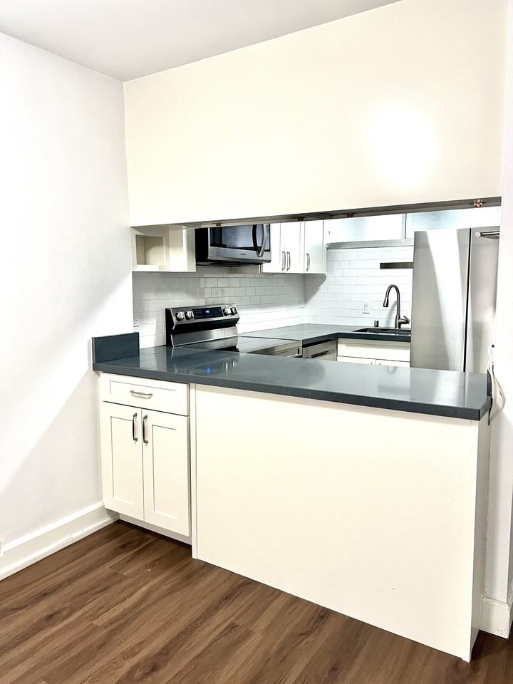 555 University Ave #1 - Photo 2 of 11