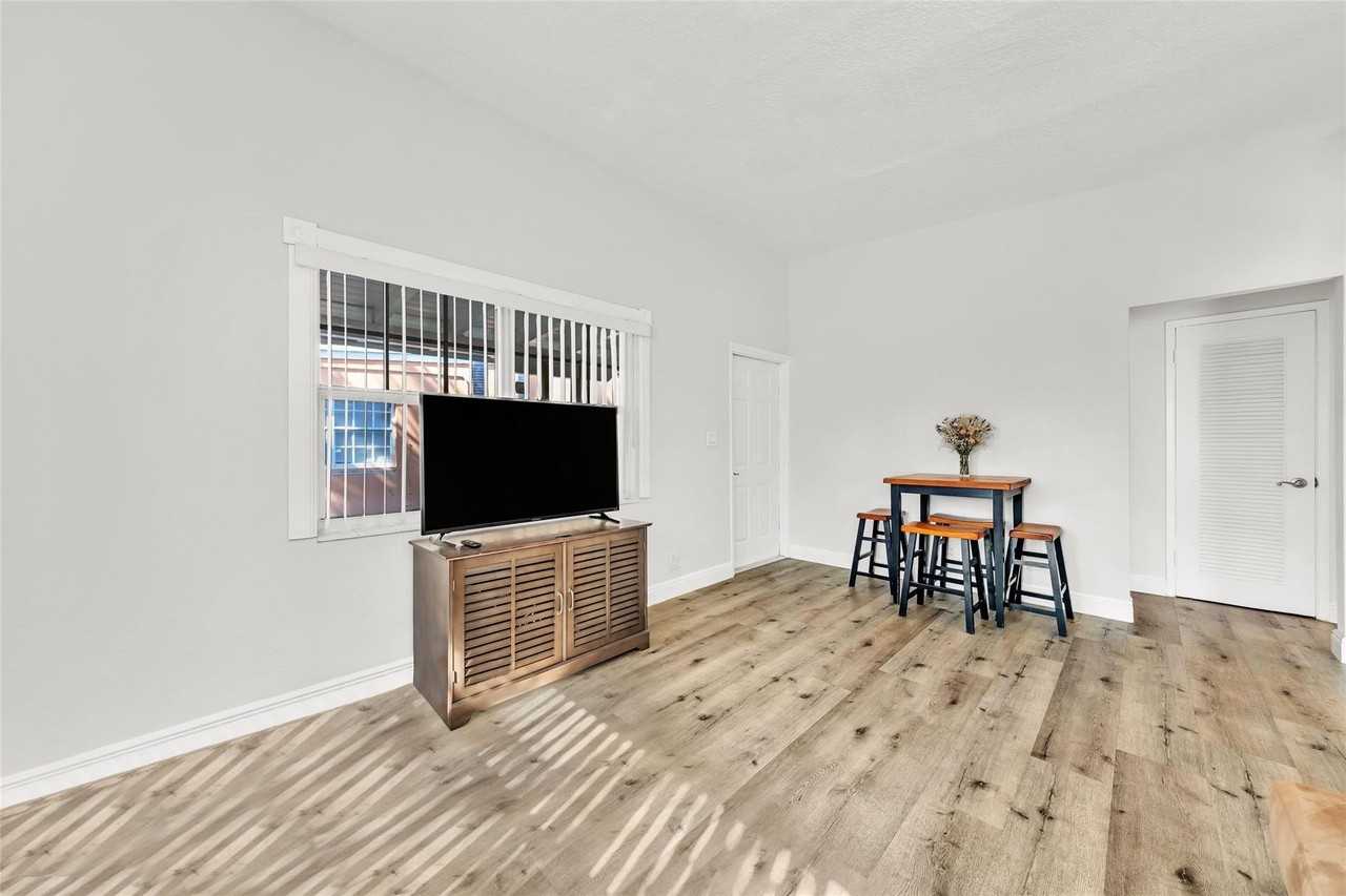 805 Ne 17th Ave #4 - Photo 6 of 24