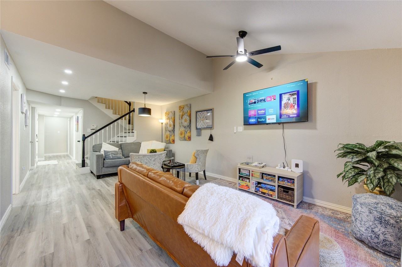 7373 Antoine Dr - Photo 4 of 26