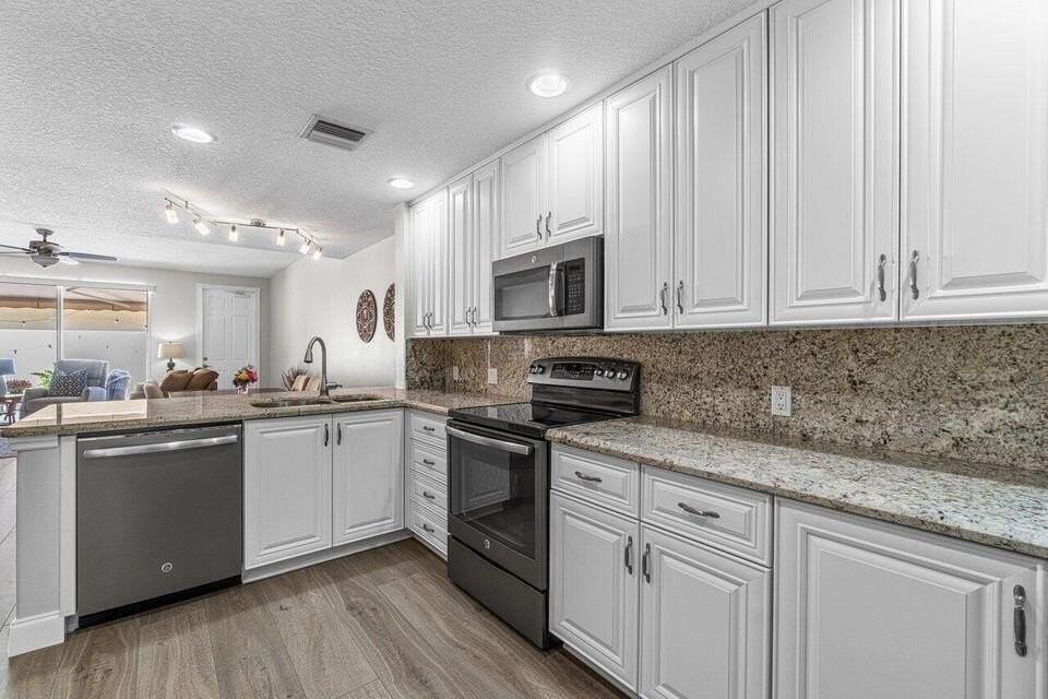 4506 Illicium Dr - Photo 3 of 38