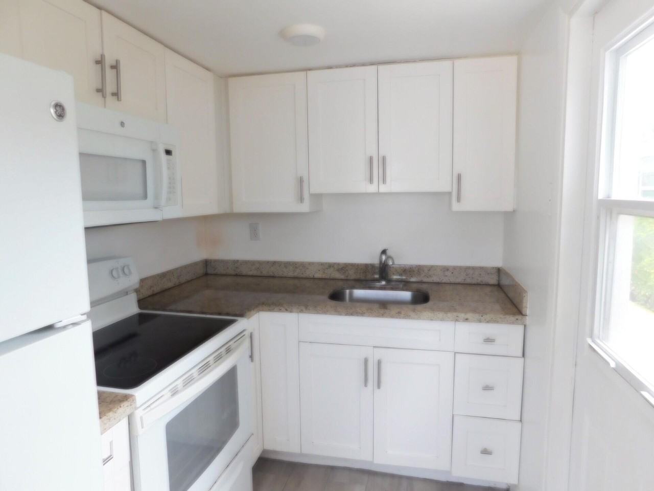 825 Ne 6th St #3 - Photo 3 of 15