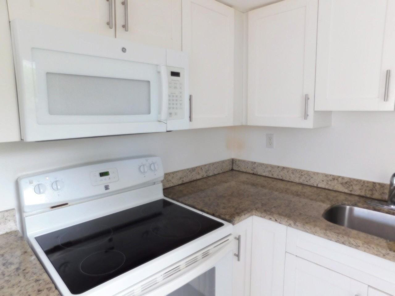 825 Ne 6th St #3 - Photo 5 of 15