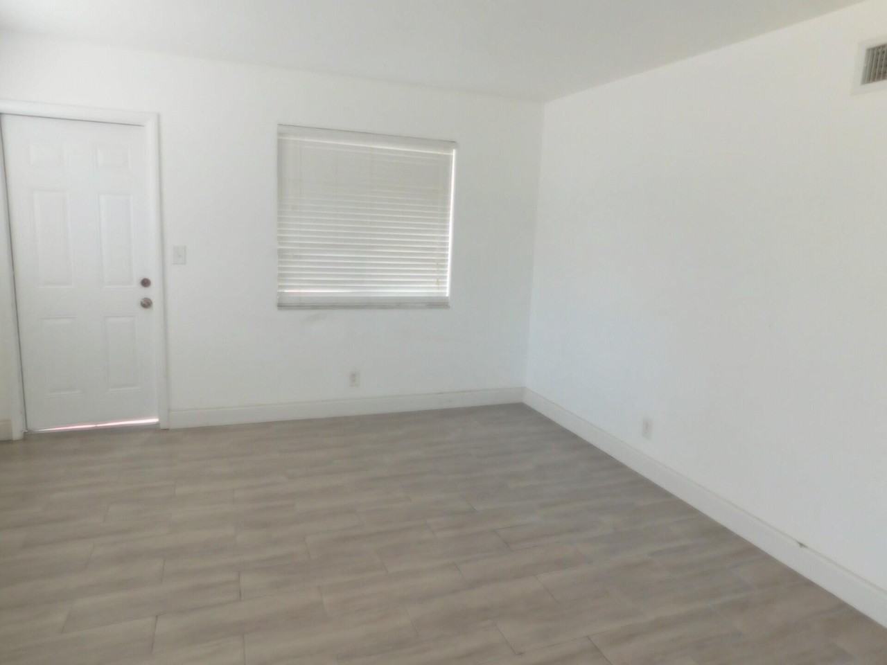 825 Ne 6th St #3 - Photo 6 of 15