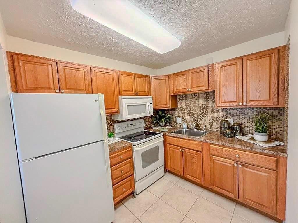 54 Newport Ct #C - Photo 3 of 28